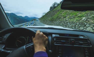 Yüksek rakımlı dağlarda virajlı yolda araba sürmek