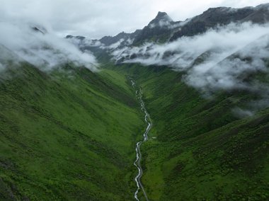 Güzel yüksek rakımlı çayır dağ manzarasının havadan görünüşü