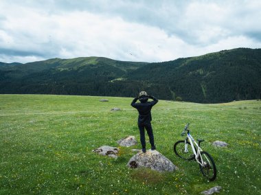 Çiçekli çayır dağlarında dağ bisikleti sürmeye hazır hava manzarası