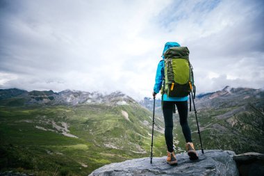 Yüksek irtifada yürüyen kadın.