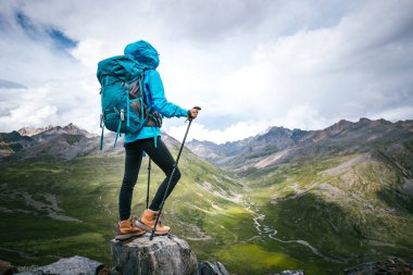 Yüksek irtifada yürüyen kadın.