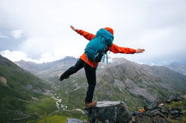 Yüksek irtifada yürüyen kadın.