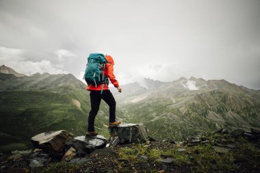 Yüksek irtifada yürüyen kadın.