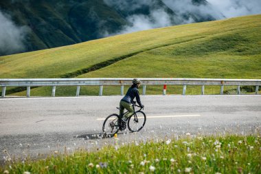 Çayırların tepesinde bisiklet sürmek
