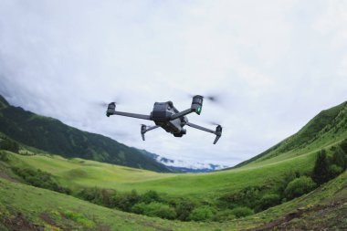 Yükseklik dağlarında uçan drone