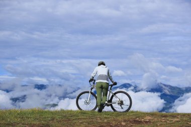 Dağ bisikletini güzel bir dağın tepesinde sürmek