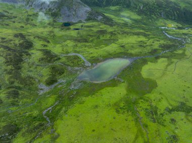 Güzel yüksek rakımlı çayır dağ manzarasının havadan görünüşü