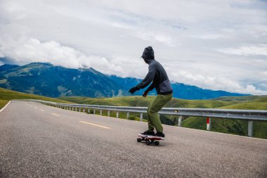 Dağ yolunda kaykaycı.