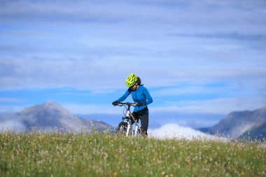 Dağ bisikletini güzel bir dağın tepesinde sürmek