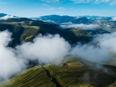 Güzel yüksek rakımlı çayır dağ manzarasının havadan görünüşü