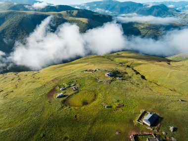 Güzel yüksek rakımlı çayır dağ manzarasının havadan görünüşü