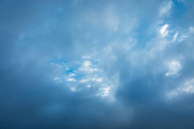 Beatufiul gün batımı bulutlar gökyüzü yüksek yükseklik dağları üzerinde