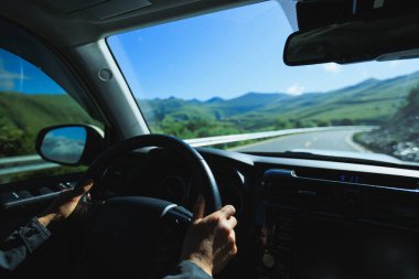 Yükseklik dağlarında off-road araba sürmek