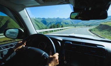 Yükseklik dağlarında off-road araba sürmek