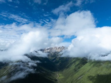 Güzel yüksek rakımlı çayır dağ manzarasının havadan görünüşü