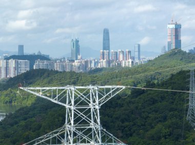 Şehirdeki yüksek voltajlı elektrik kulesinin havadan görüntüsü