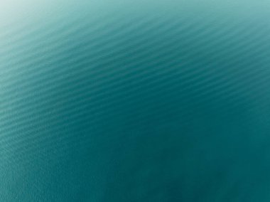 Güneş doğarken deniz yüzeyinin havadan görünüşü