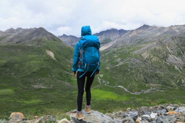Yüksek irtifada yürüyen kadın.