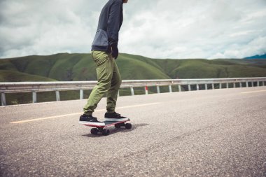 Dağ yolunda kaykaycı.