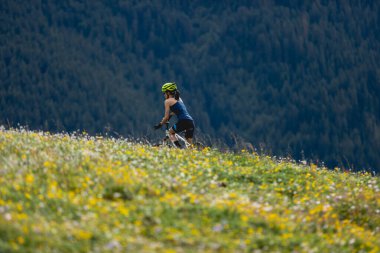 Dağ tepesinde bisiklet sürüyorum.