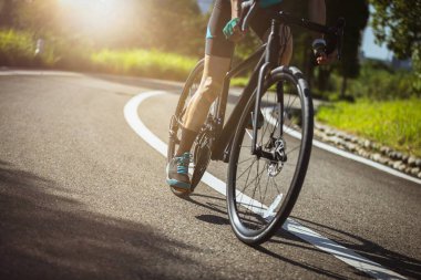 Yaz parkında bisiklet süren bir kadın