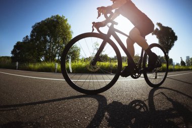 Yaz parkında bisiklet süren bir kadın