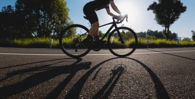 Yaz parkında bisiklet süren bir kadın