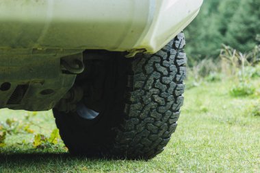 Tüm arazi lastikleri off-road aracında.