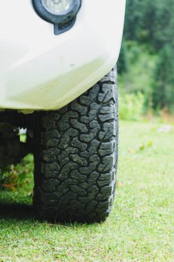 Tüm arazi lastikleri off-road aracında.