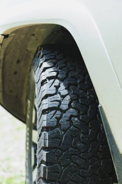 Tüm arazi lastikleri off-road aracında.