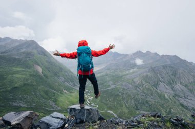Yüksek irtifada yürüyen kadın.