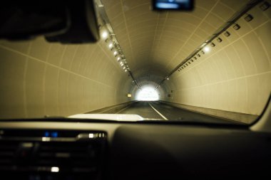 Tünelde modern araba kullanmak