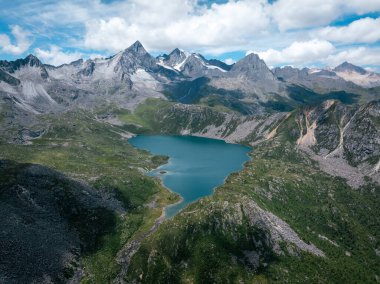 Güzel yüksek irtifa dağı ve göl manzarasının havadan görünüşü