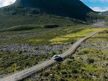 Yüksek rakımlı dağlarda off-road araba sürmek