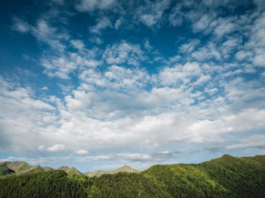 Orman dağlarının üzerinde bulutlu güzel bir gökyüzü