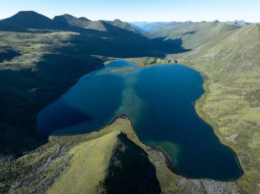 Güzel yüksek irtifa dağlarının ve göl manzarasının havadan görünüşü