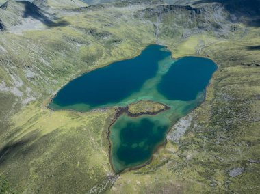 Güzel yüksek irtifa dağlarının ve göl manzarasının havadan görünüşü