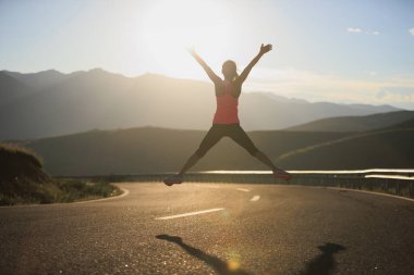 Fitness kadın koşucusu gün batımında koşuyor