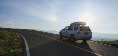 Yükseklik dağlarında off-road araba sürmek