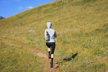 Otlakta koşan fitness kadın koşucusu