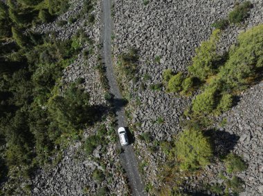 Yüksek rakımlı dağlarda giden off-road aracının hava görüntüsü