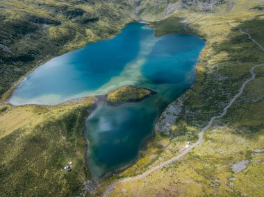 Yüksek rakımlı dağlardaki güzel göl manzarası