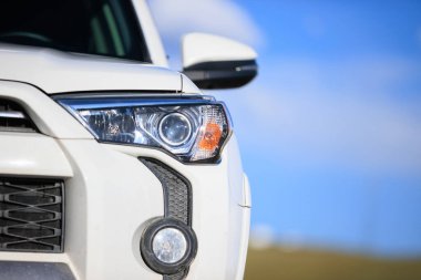 Mavi gökyüzünün altında, dağın tepesinde off-road arabası