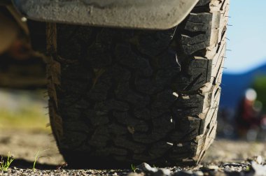 Tüm arazi lastikleri off-road aracında.