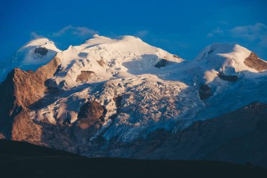 Çin, Sichuan 'da yüksek irtifada buzullar ve karla kaplı dağlar.