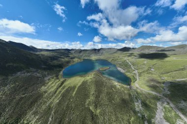 Yüksek rakımlı dağlardaki güzel göl manzarası