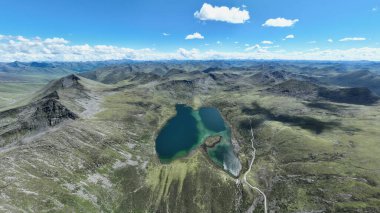 Yüksek rakımlı dağlardaki güzel göl manzarası
