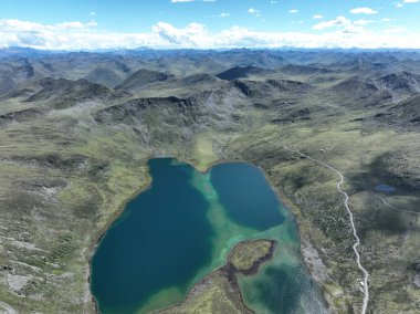 Yüksek rakımlı dağlardaki güzel göl manzarası