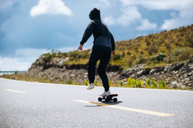 Dağ yolunda kaykaycı.