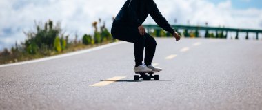 Dağ yolunda kaykaycı.